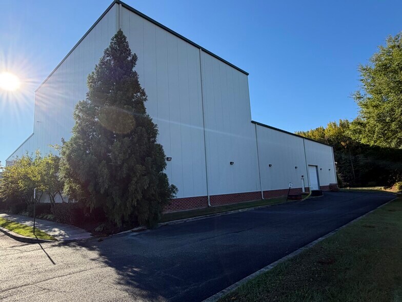More Photos Of 110 Galaxy Dr, Dover Light Manufacturing For Sale