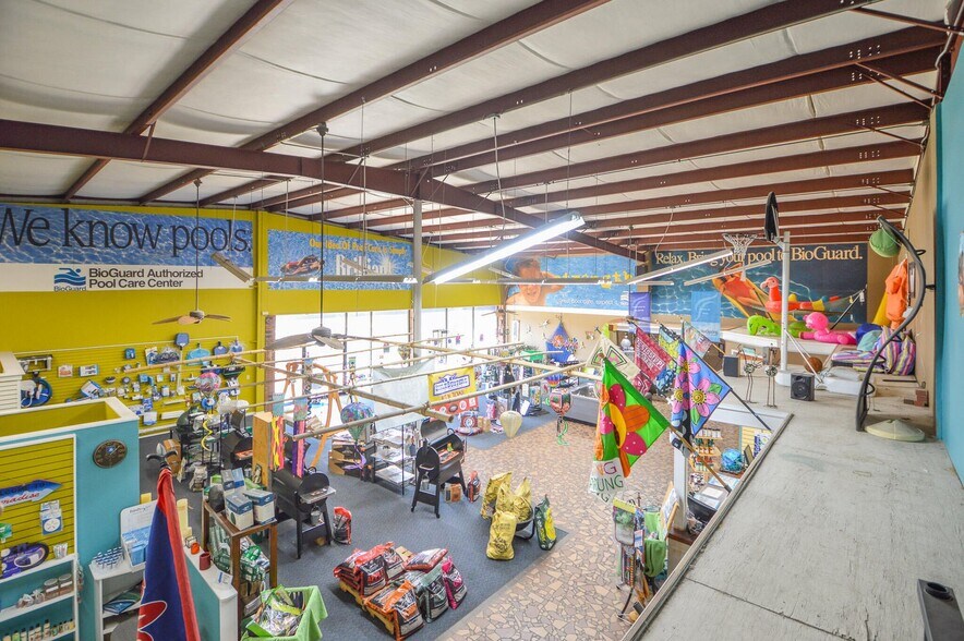 More Photos Of 415 Wilkins Wise Rd, Columbus Showroom For Sale