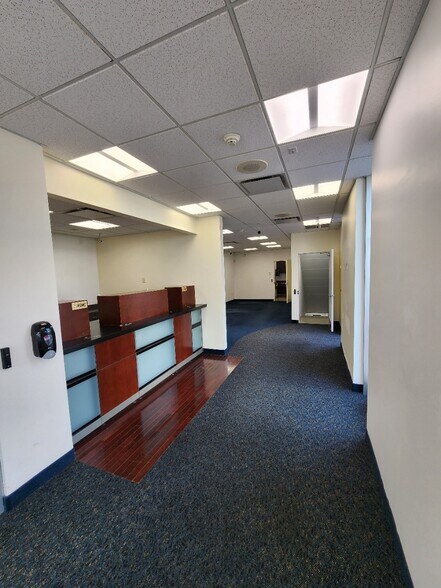 More Photos Of 534 Middle Neck Rd, Great Neck Bank For Lease