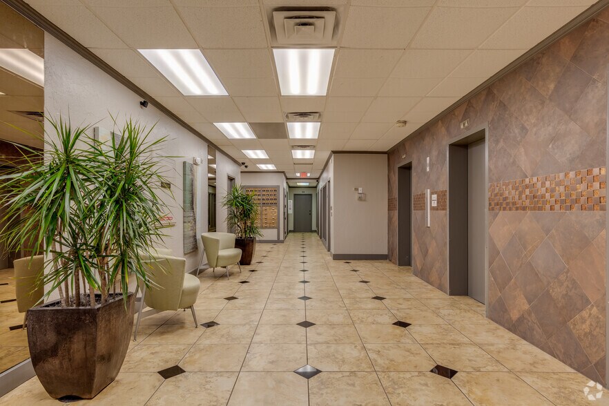 More Photos Of 2525 NW Expressway St, Oklahoma City Office For Lease