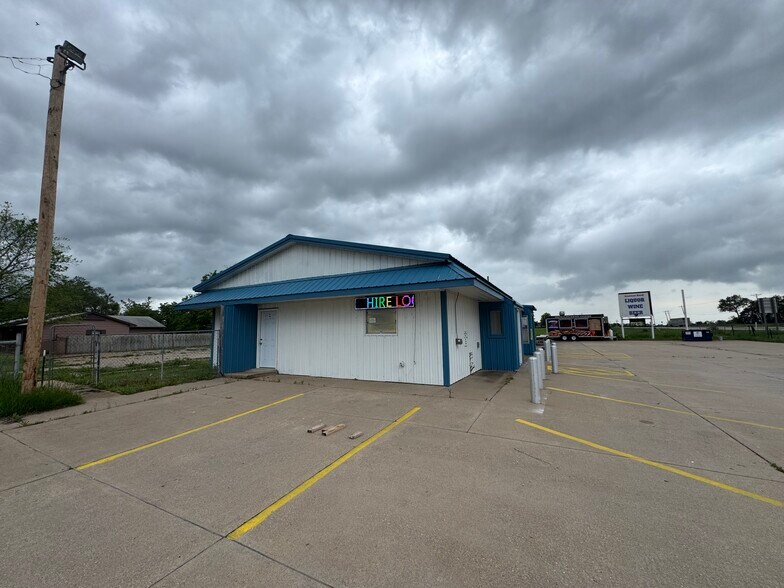 More Photos Of 727 N Walnut St, Goddard Storefront Retail Office For Lease