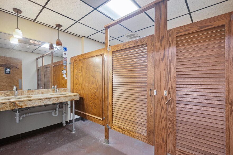 More Photos Of 325 E Lemon St, Tarpon Springs Warehouse For Sale