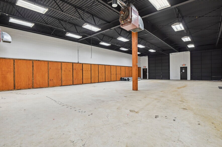 More Photos Of 308-314 W Basin Rd, New Castle Light Distribution For Lease