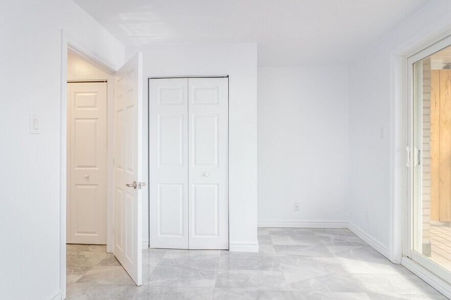 More Photos Of 3263 Lake Shore Blvd W, Toronto Dormitory For Sale