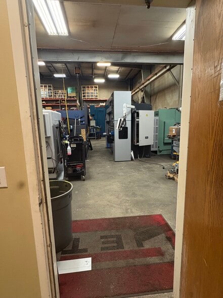 More Photos Of 4106-4112 S Commerce Dr, Murray Light Manufacturing For Lease