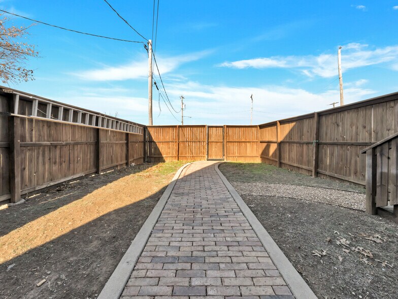 More Photos Of 106 W Main St, Pilot Point Storefront For Sale