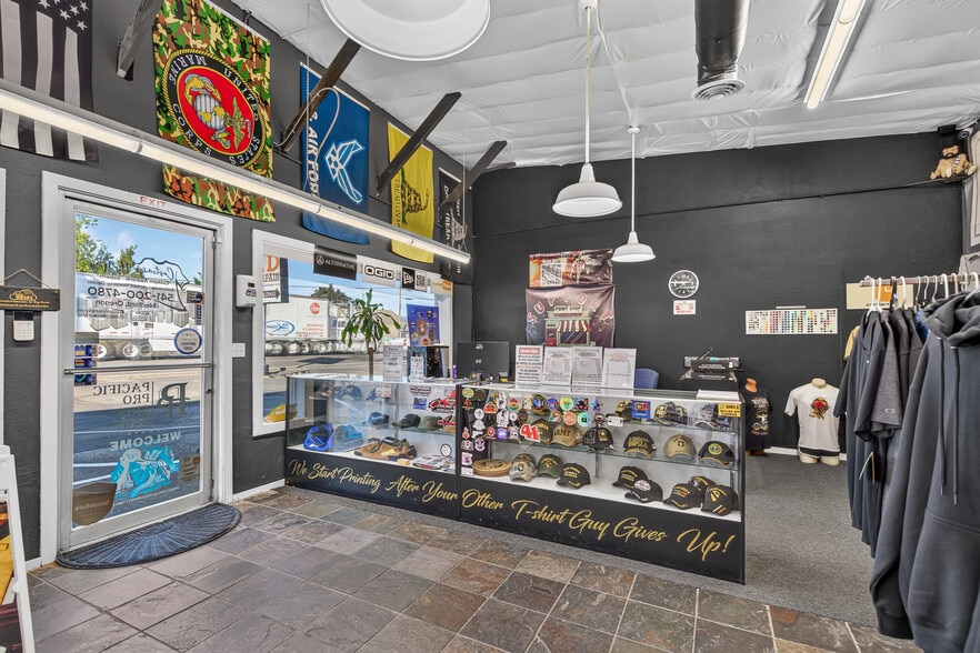 More Photos Of 2714 N Pacific Hwy, Medford Storefront Retail Office For Sale