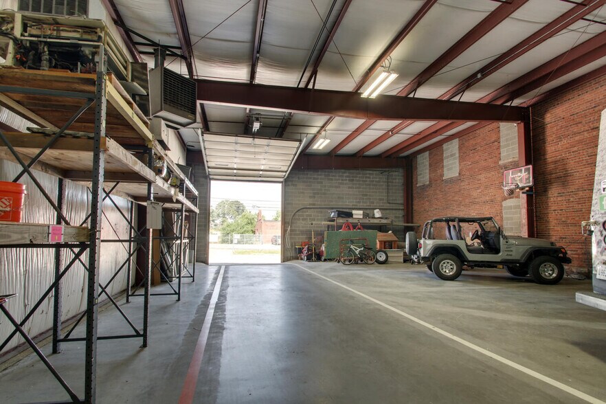 More Photos Of 301 S 7th St, Quincy Light Distribution For Sale