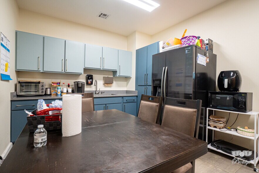 More Photos Of 700 N Copia St, El Paso Office For Sale