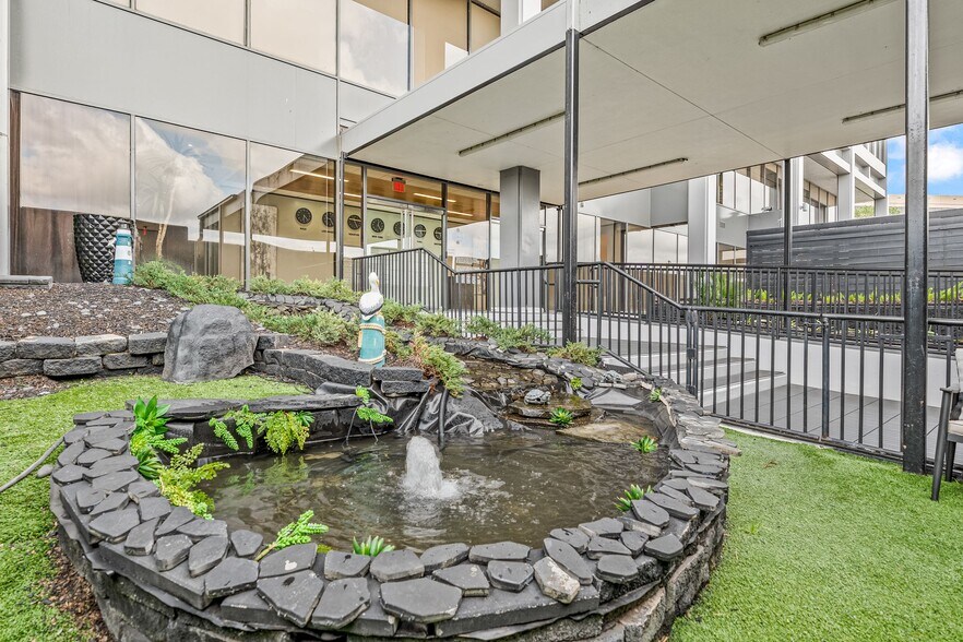 More Photos Of 2550 N Loop Fwy W, Houston Office For Lease