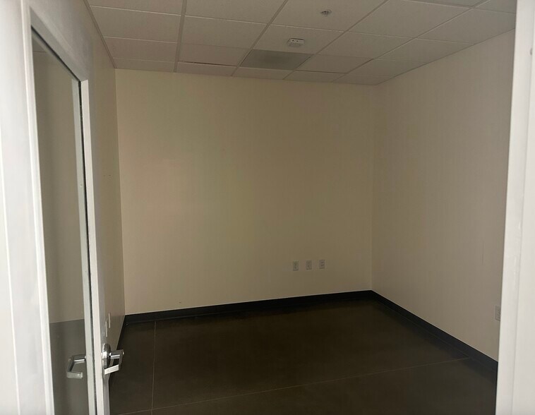More Photos Of 27559 Newport Rd, Menifee Storefront For Lease