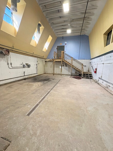 More Photos Of 187 Lower Main St, Freeport Restaurant For Sale