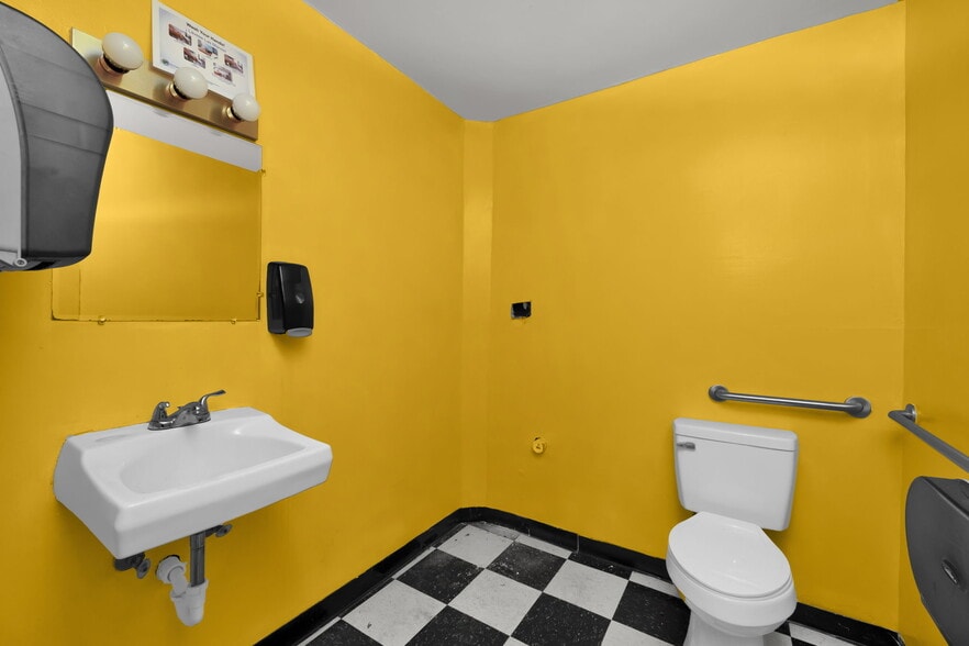 More Photos Of 128 S Scales St, Reidsville Storefront Retail Office For Sale