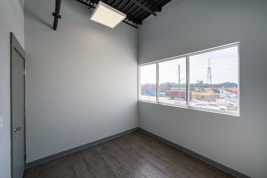 More Photos Of 2481 Dennis St, Jacksonville Manufacturing For Sale