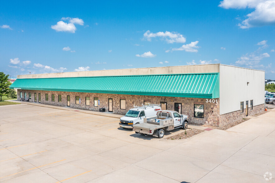 Primary Photo Of 3401 Henry St SW, Bondurant Flex For Lease
