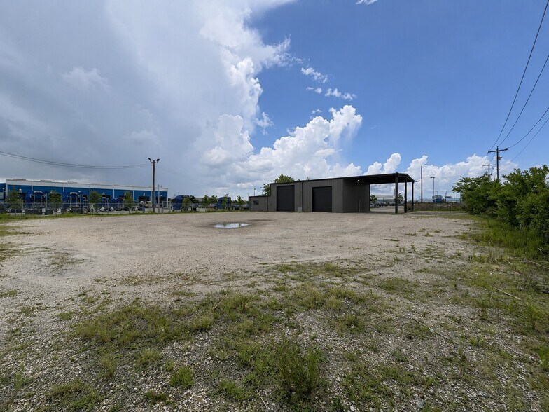 More Photos Of 1812 W D St, La Porte Truck Terminal For Lease