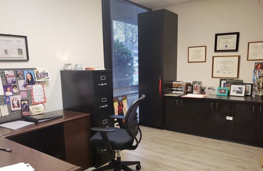 More Photos Of 7840 Roswell Rd, Sandy Springs Office For Sale