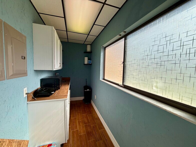 More Photos Of 6404 Manatee Ave W, Bradenton Medical For Lease