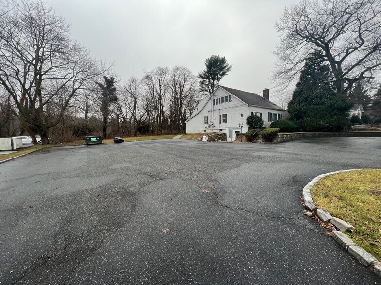 More Photos Of 226 E Main St, Huntington Office For Lease