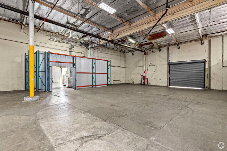 More Photos Of 21350 Lassen St, Chatsworth Warehouse For Lease