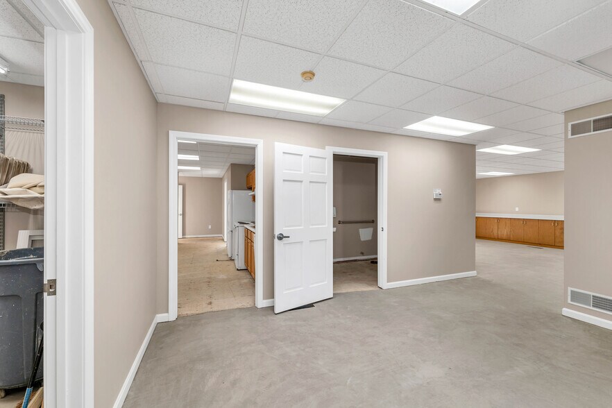 More Photos Of 5 Buttrick Rd, Londonderry Office For Lease