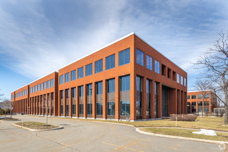 More Photos Of 400 Av Sainte-Croix, Saint-Laurent Office Residential For Lease