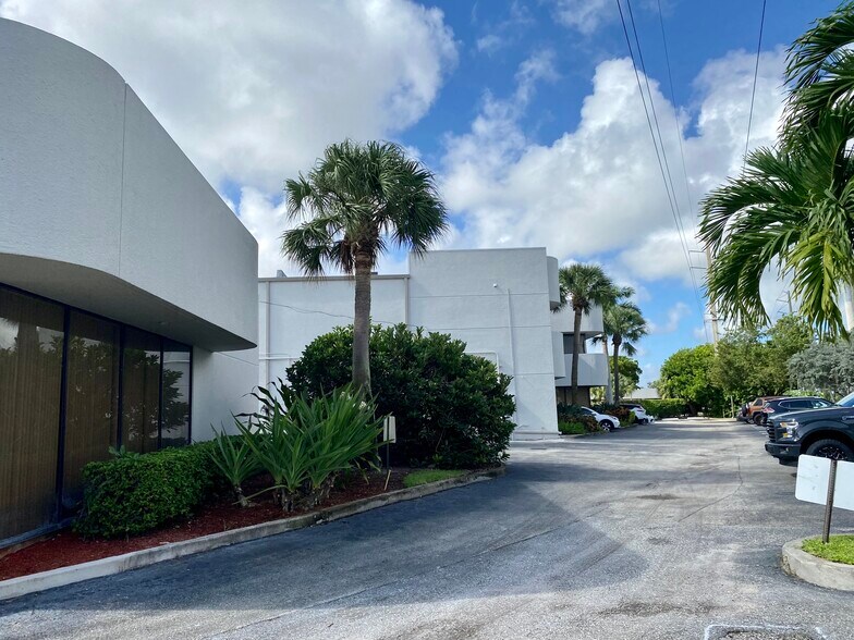 More Photos Of 5840 Corporate Way, West Palm Beach Flex For Lease