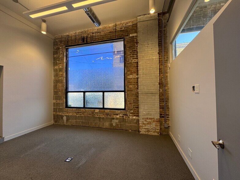 More Photos Of 452 N Claremont Ave, Chicago Manufacturing For Lease