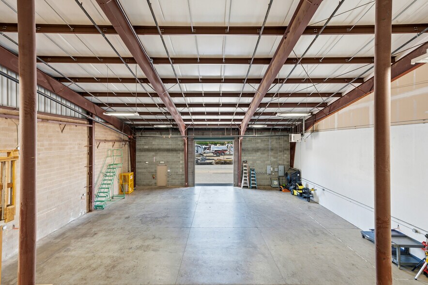 More Photos Of 17278-17310 Cattle Dr, Penn Valley Warehouse For Lease