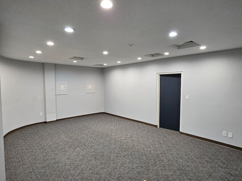 More Photos Of 1208 E Main St, Havelock Office For Sale