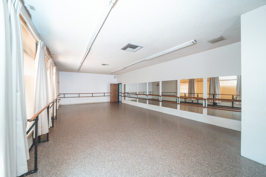 More Photos Of 20942-20948 Bloomfield Ave, Lakewood Unknown For Lease