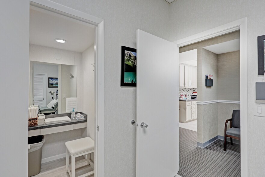 More Photos Of 3537 Forest Hill Blvd, West Palm Beach Medical For Lease