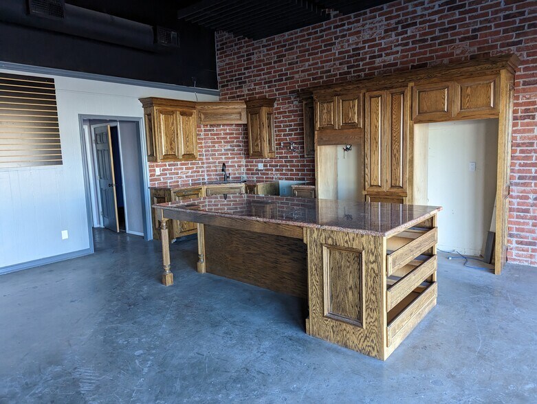 More Photos Of 714 E 2nd St, Odessa Light Manufacturing For Lease