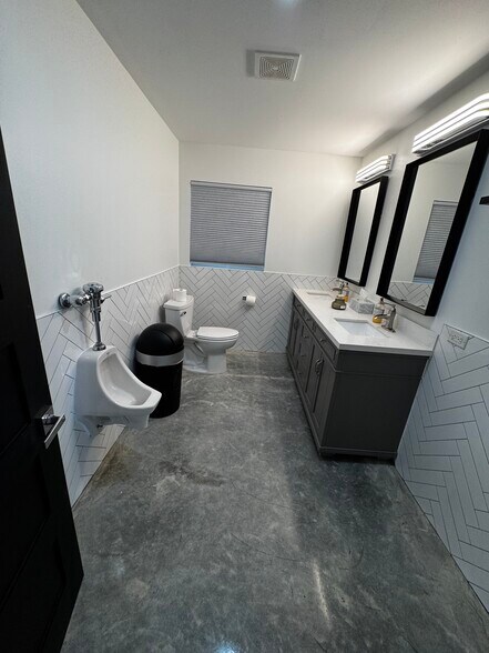 More Photos Of 4738 W. Alabama, Houston Loft Creative Space For Lease