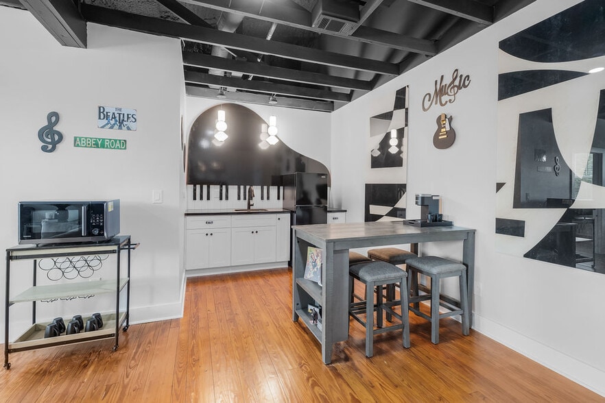 More Photos Of 156 Camellia St, Biloxi General Retail For Sale