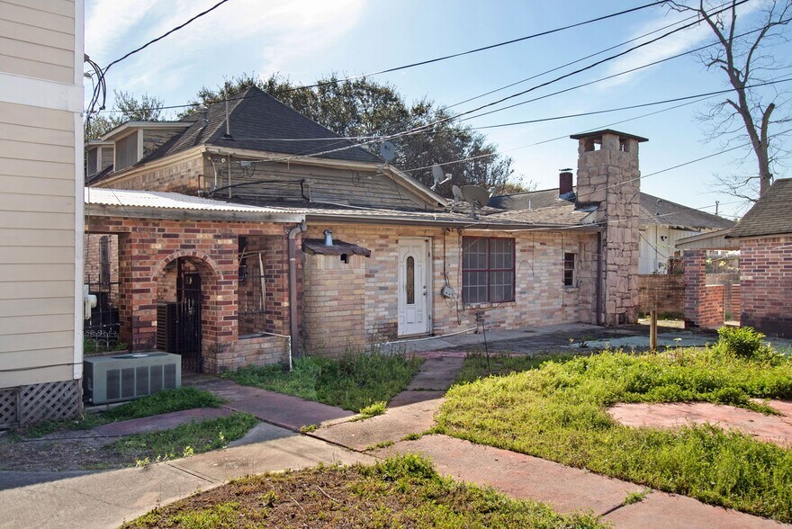 More Photos Of 1333-1335 Yale St, Houston General Retail For Sale