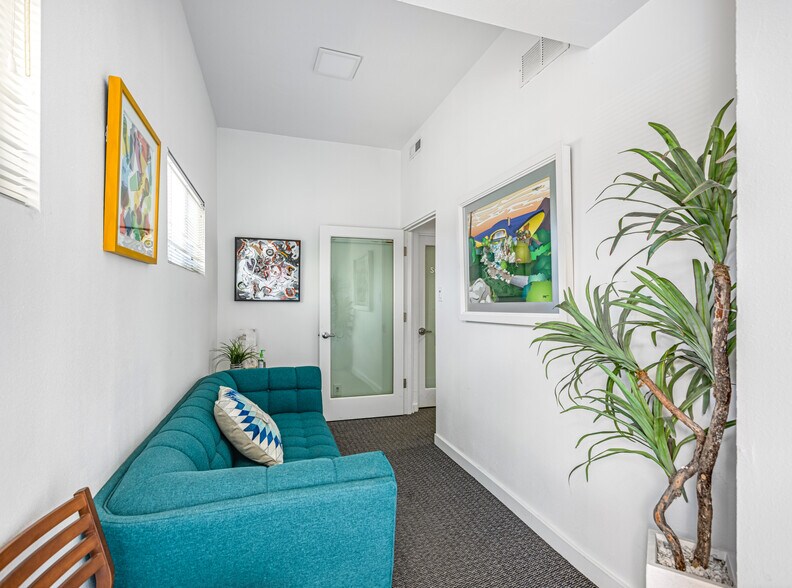 More Photos Of 664-668 N Palm Canyon Dr, Palm Springs Office For Sale