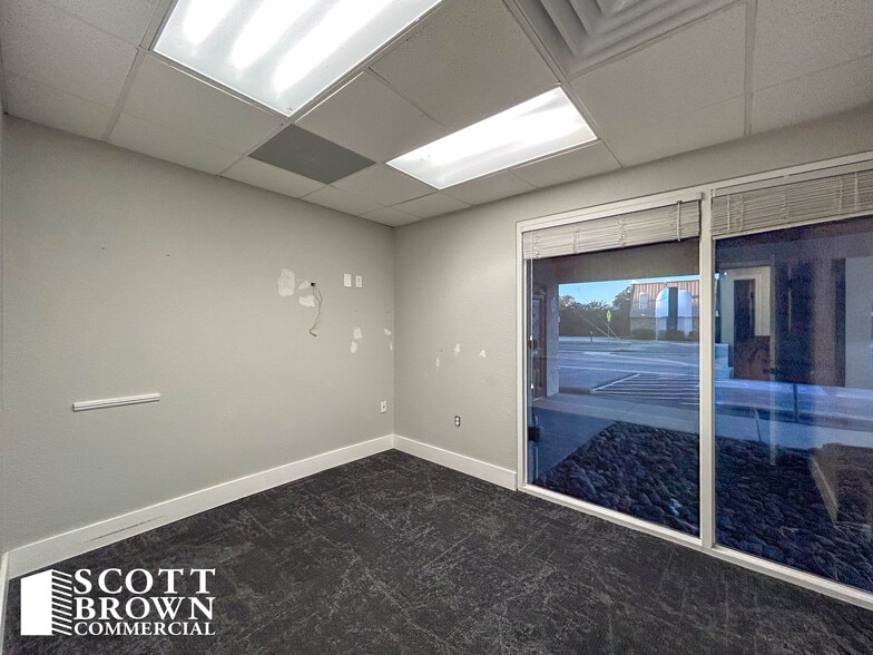 More Photos Of 638 Londonderry Ln, Denton Medical For Sale