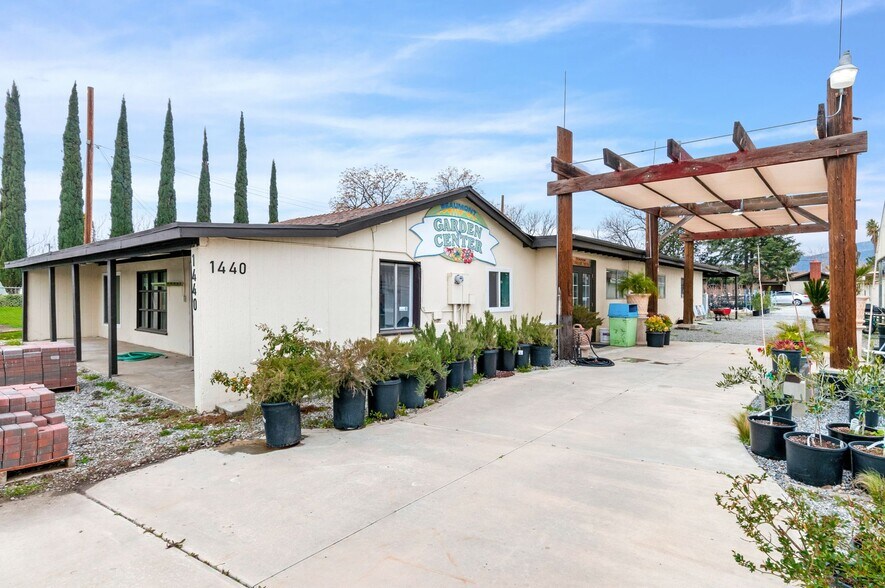 Primary Photo Of 1450-1454 E 6th St, Beaumont General Retail For Sale