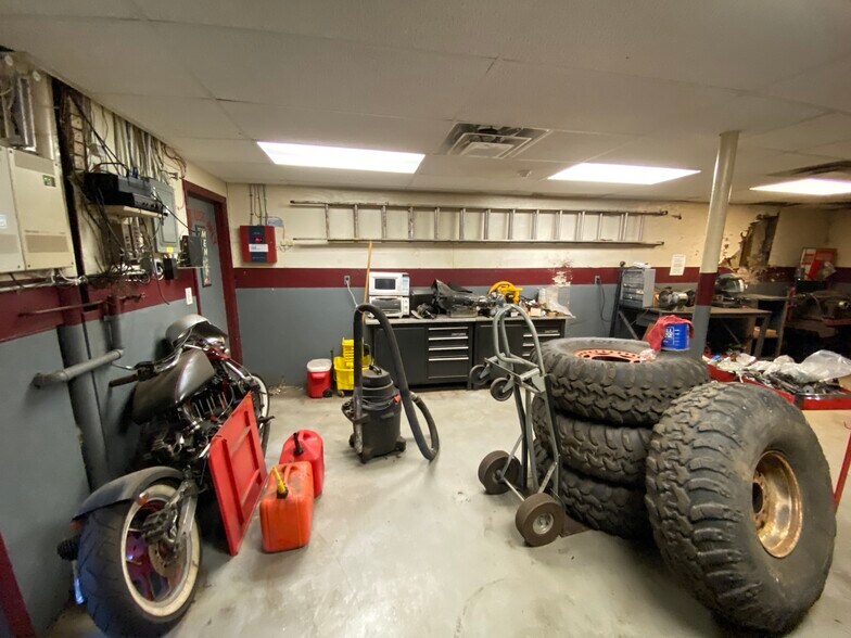 More Photos Of 29 Bridge St, Pelham Auto Dealership For Lease