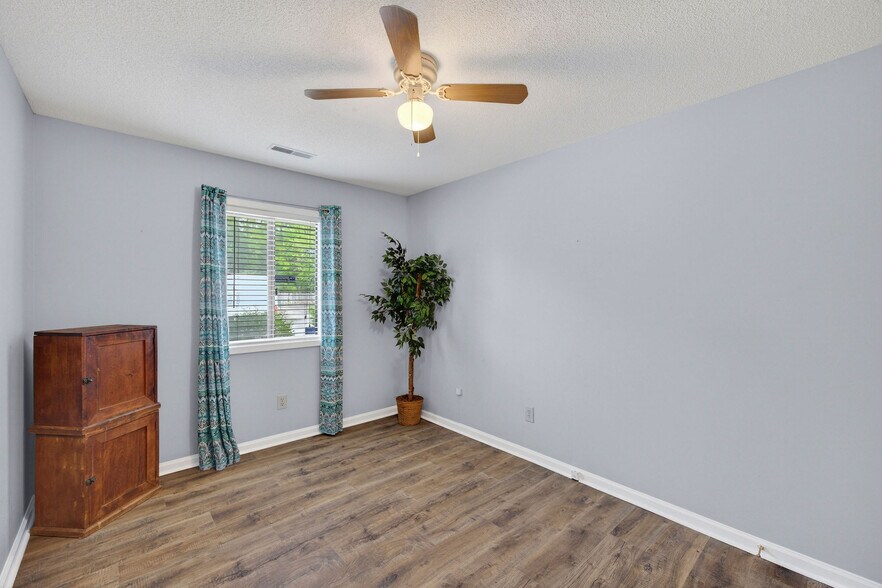 More Photos Of 104-H N Kerr Ave, Wilmington Office For Sale