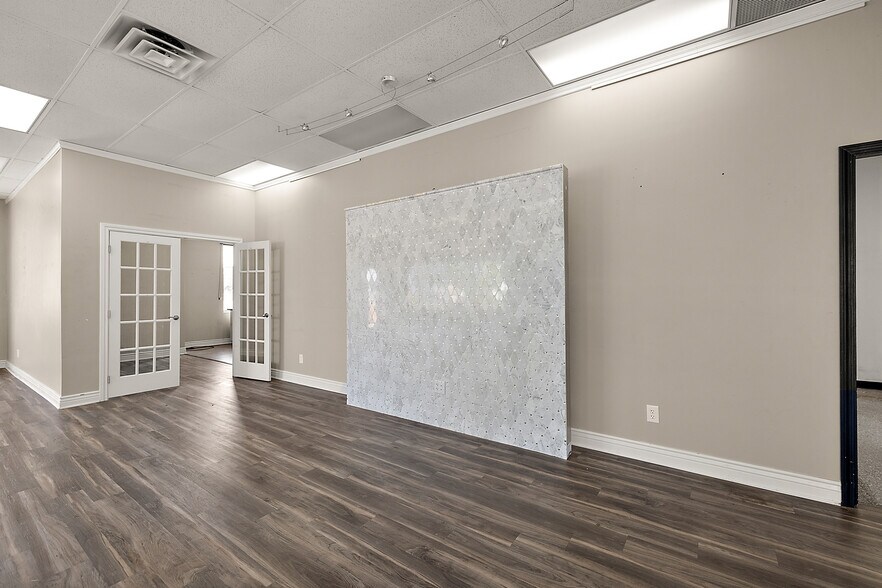 More Photos Of 150 E University Dr, Rochester Storefront Retail Office For Lease