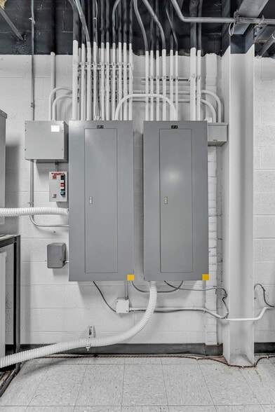 More Photos Of 400 SE Jefferson St, Topeka Flex For Sale