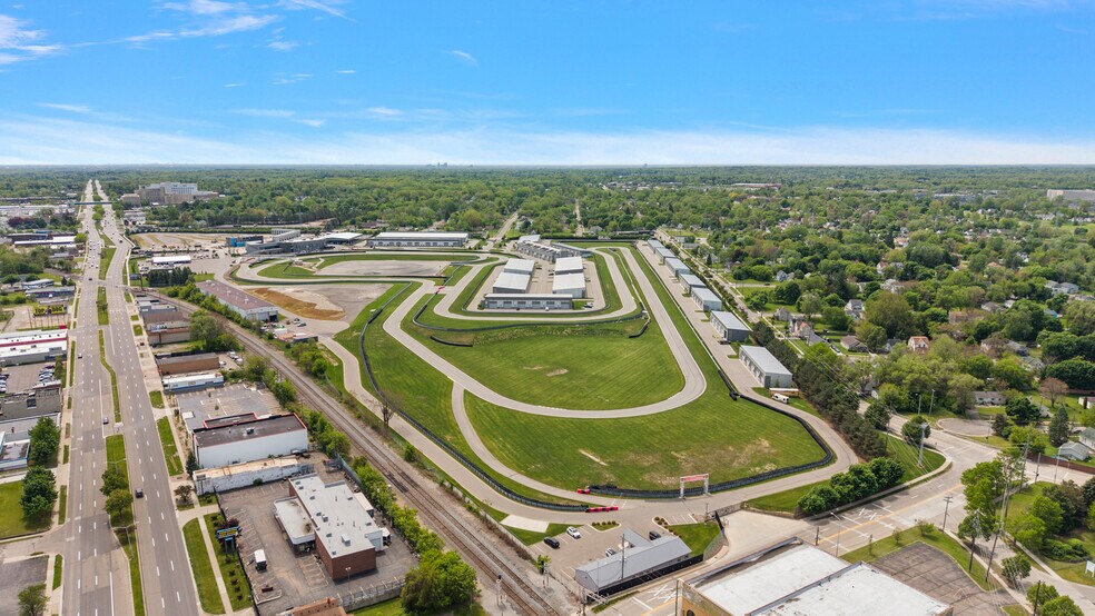 More Photos Of 148 Pit Ln, Pontiac Parking Garage For Sale