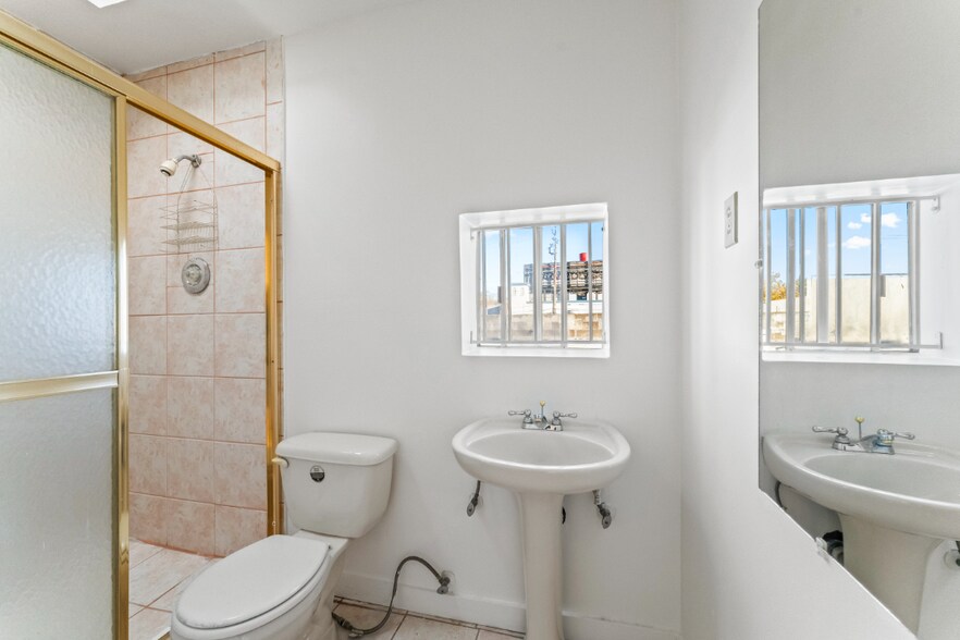 More Photos Of 811 W Grand Ave, Oakland Apartments For Sale