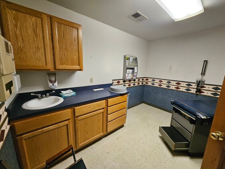 More Photos Of 13330 Darmstadt Rd, Evansville Office For Sale