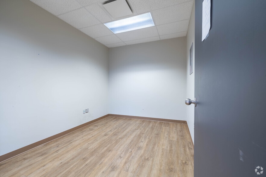 More Photos Of 10400 Renaude-Lapointe, Montréal Distribution For Sale