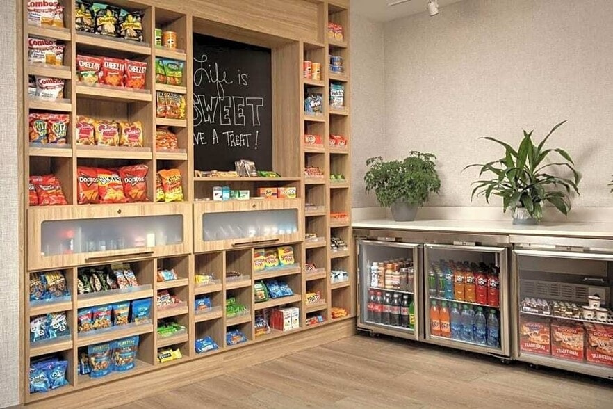 More Photos Of 109 N State Ave, Warroad Hotel For Sale