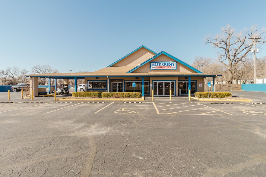 More Photos Of 3101 S Broadway St, Wichita Freestanding For Sale