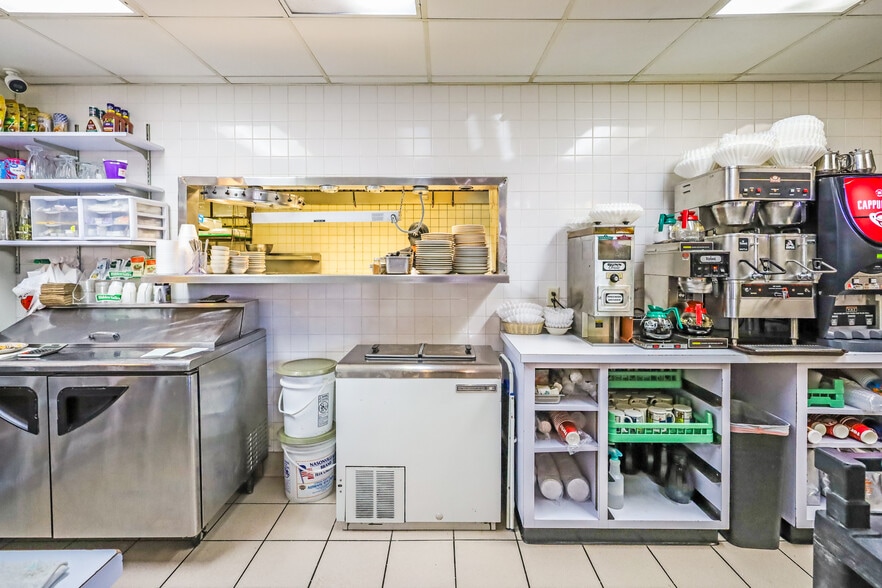 More Photos Of 2604 Custer St, Manitowoc General Retail For Sale